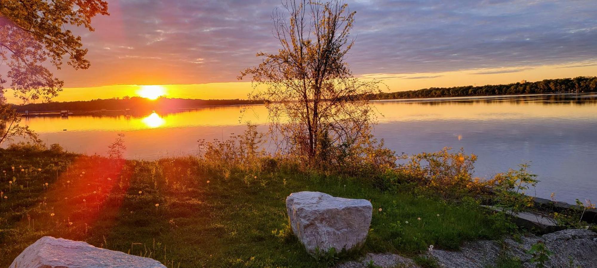 Kokomo Inn Bed And Breakfast Ottawa-Gatineau'S Only Tropical Riverfront B&B On The National Capital Cycling Pathway Route Verte #1 - For Adults Only - Chambre D'Hotes Tropical Aux Berges Des Outaouais Bnb #17542O Zewnętrze zdjęcie